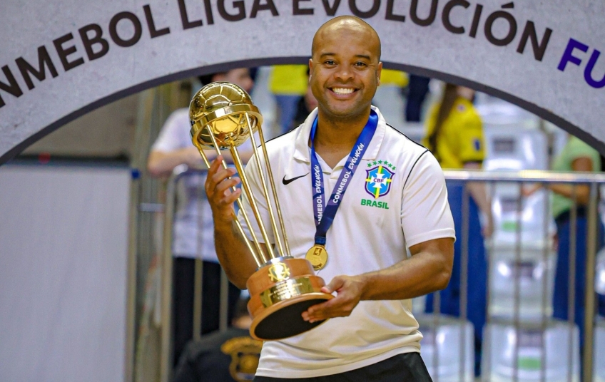 Técnico da seleção brasileira sub-20 de futsal faz 'treino surpresa' para garotos do PEC e realiza o sonho da garotada