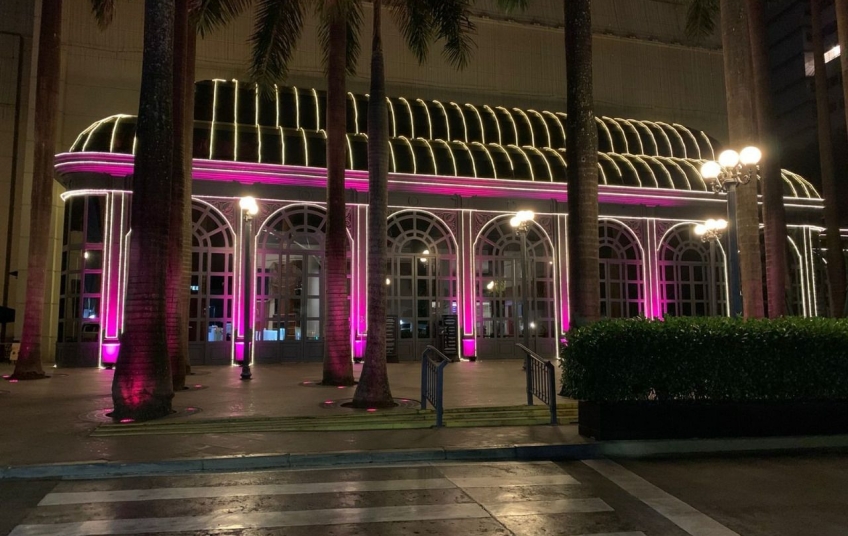Pátio Higienópolis Apoia Campanha Outubro Rosa com Iluminação das Fachadas