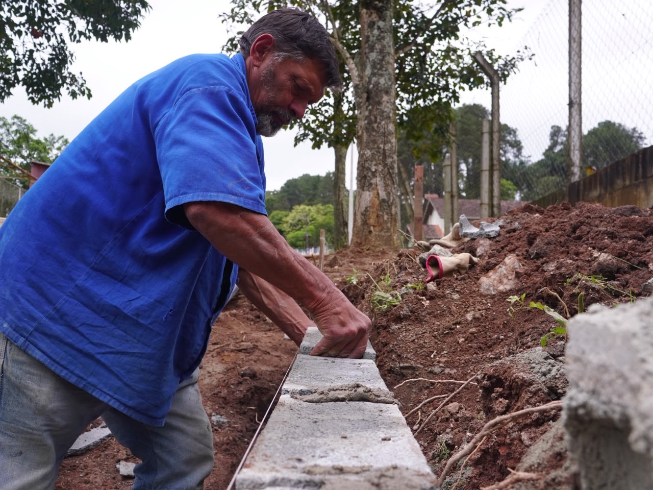 Ribeirão Pires amplia ações de zeladoria com construção de ponto de ônibus e novo acesso a campo de futebol