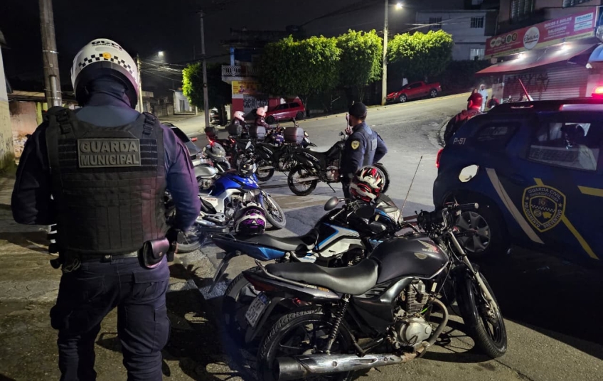 GCM de Itaquá apreende drogas, recolhe sete motos e recupera veículo roubado