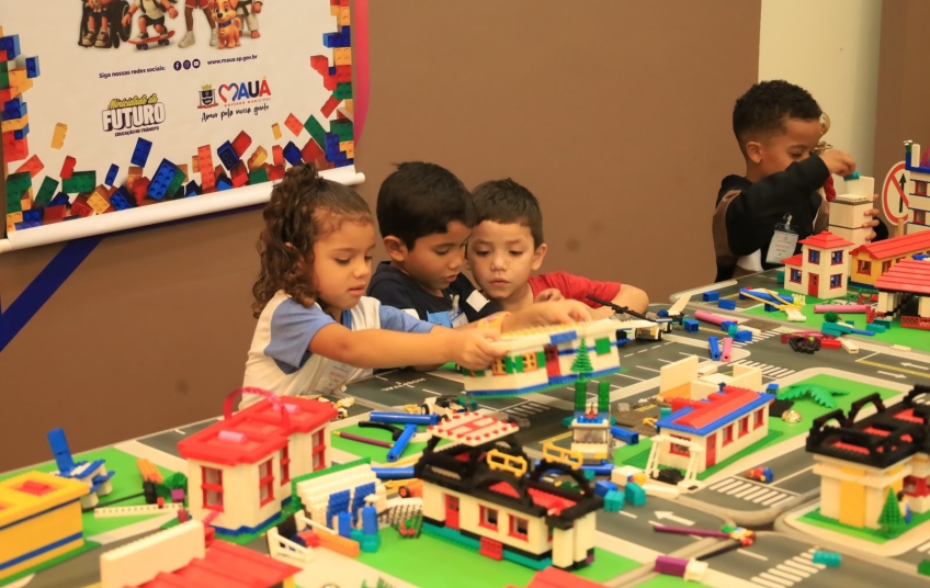 Crianças aprendem mais sobre leis de trânsito com a Minicidade de Lego