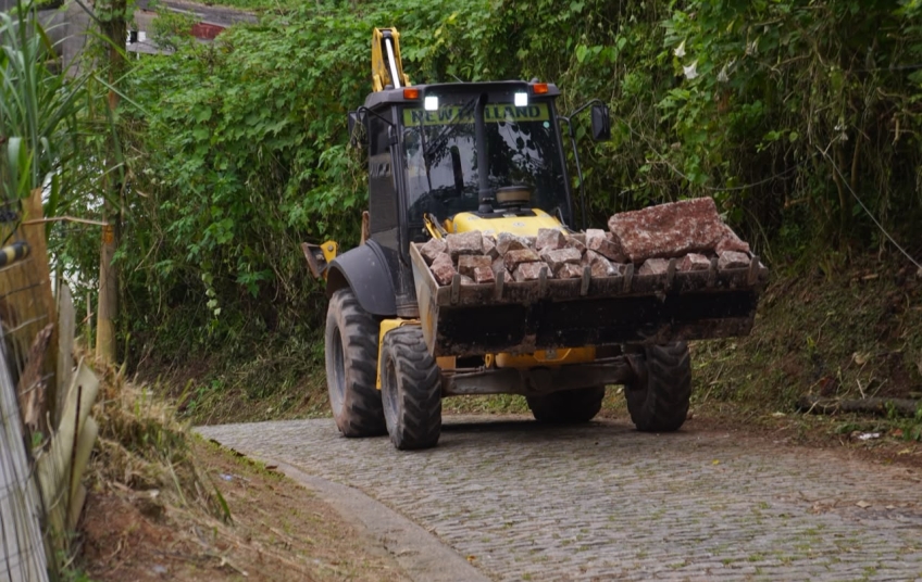 Prefeitura de Ribeirão Pires inicia retirada de paralelepípedos na Rua das Hortências, no Jardim Santa Rosa