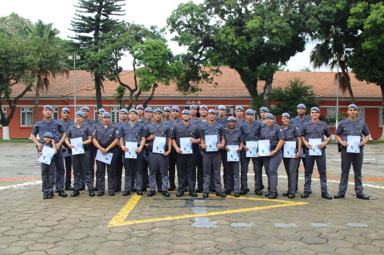 PMs RECEBEM HOMENAGEM POR AJUDAR NA RECUPERAÇÃO DE HOSPITAL INFANTIL DE CÂNCER EM SOROCABA 