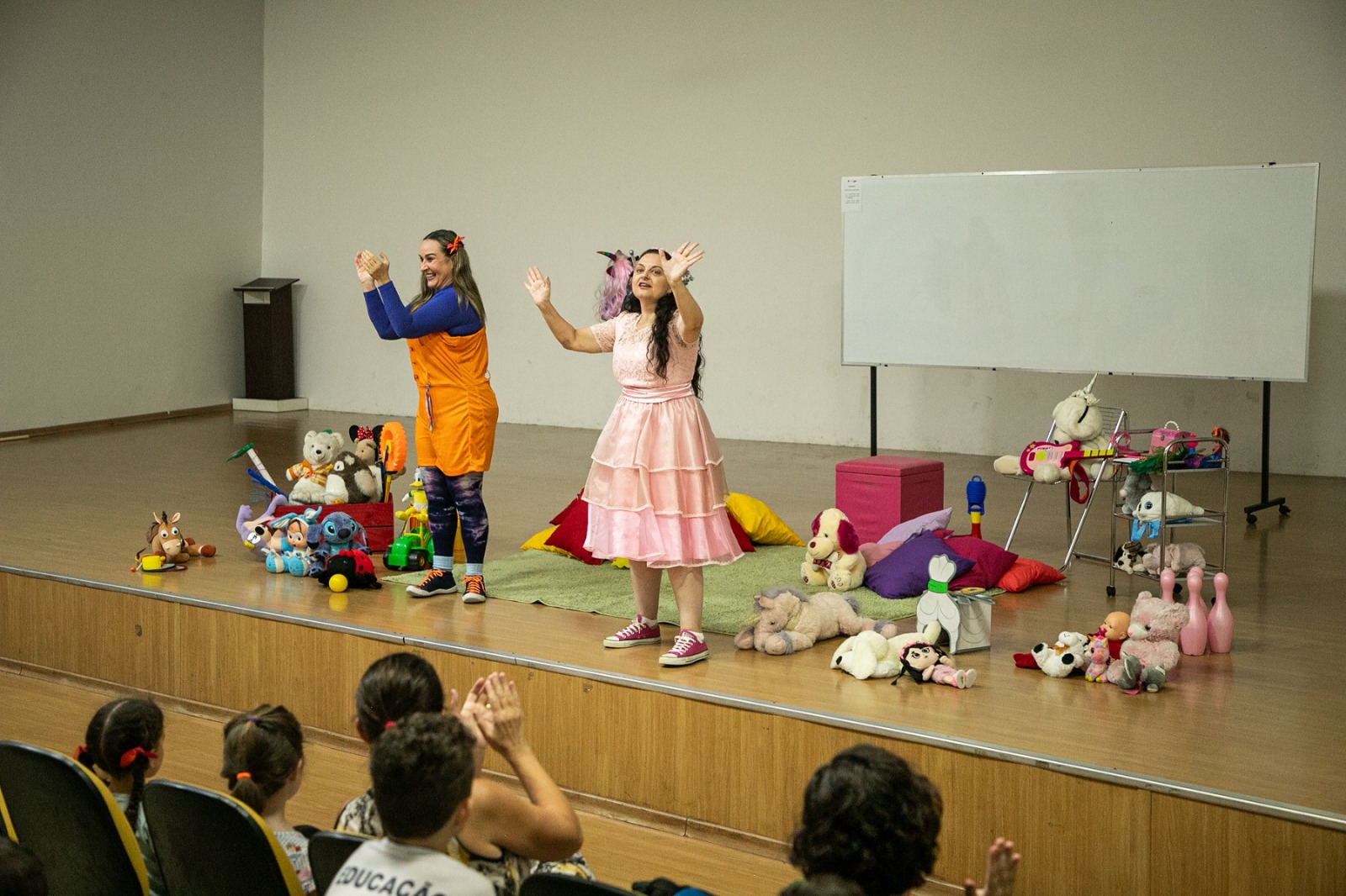 ESCOLAS DE SÃO CAETANO RECEBEM PROJETO O TEATRO VAI À ESCOLA COM TRADUÇÃO EM LIBRAS