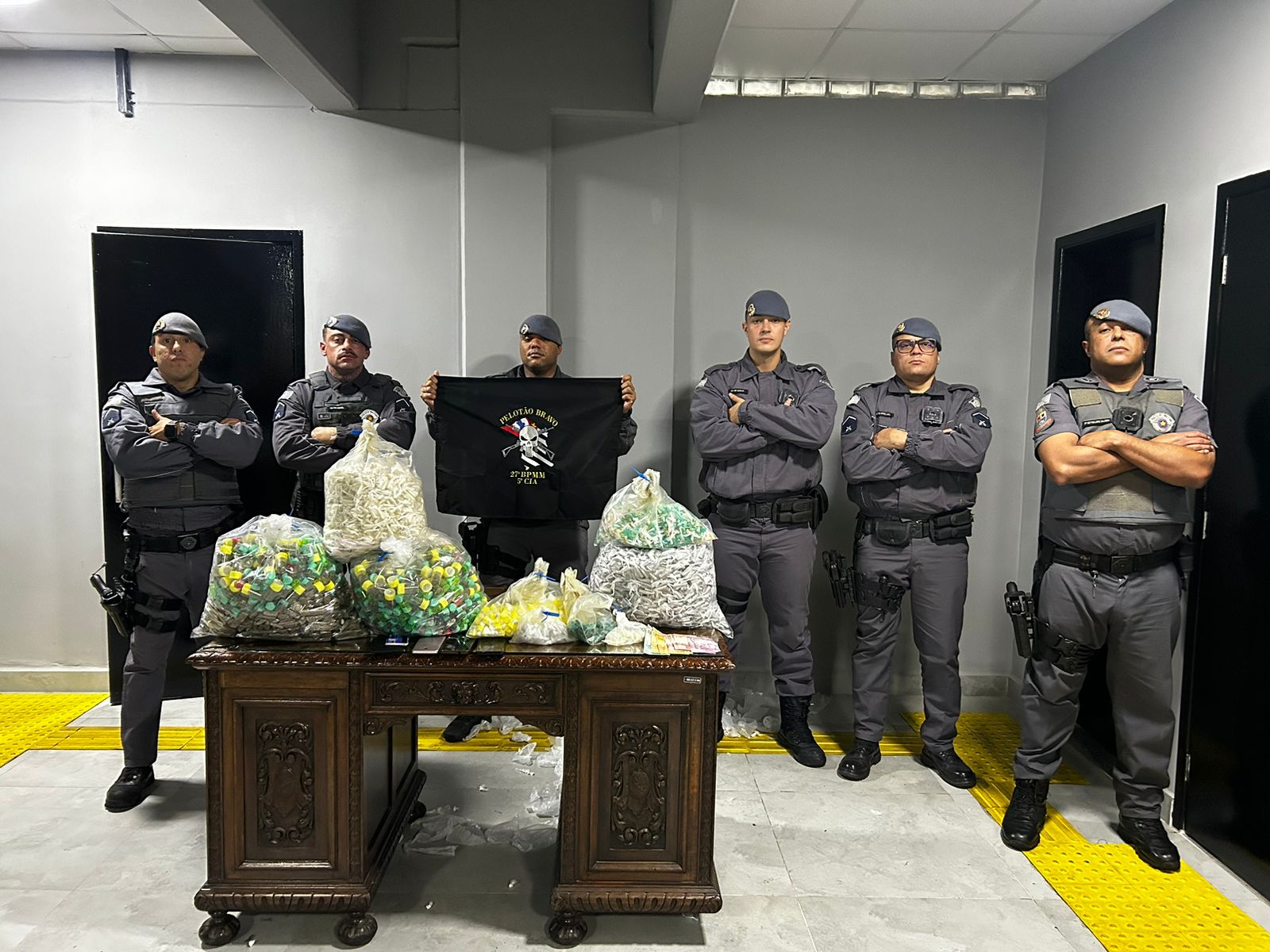 POLÍCIA MILITAR PRENDE TRAFICANTE E APREENDE MAIS DE 11 MIL PORÇÕES DE DROGAS