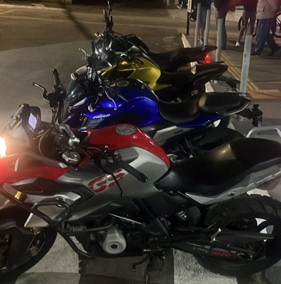 POLÍCIA MILITAR RECUPERA MOTOCICLETAS ROUBADAS E APREENDE SIMULACROS DE ARMAS EM AÇÃO NA ZONA SUL