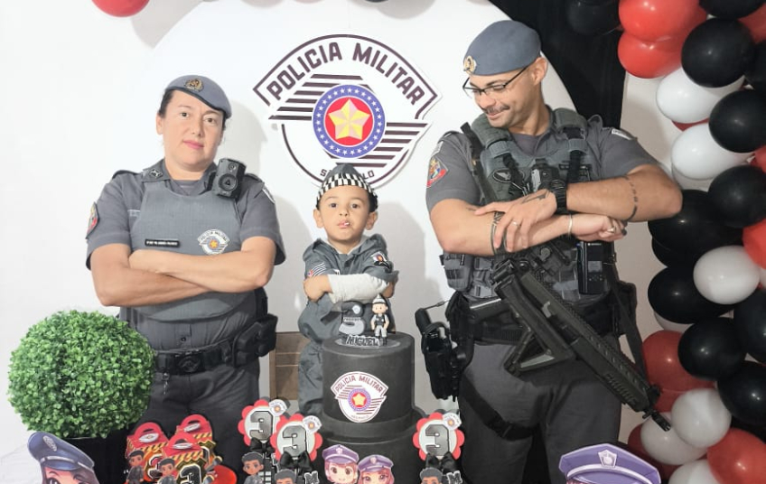 FÃ ESPECIAL DA POLÍCIA MILITAR RECEBE AMIGOS EM SEU ANIVERSÁRIO