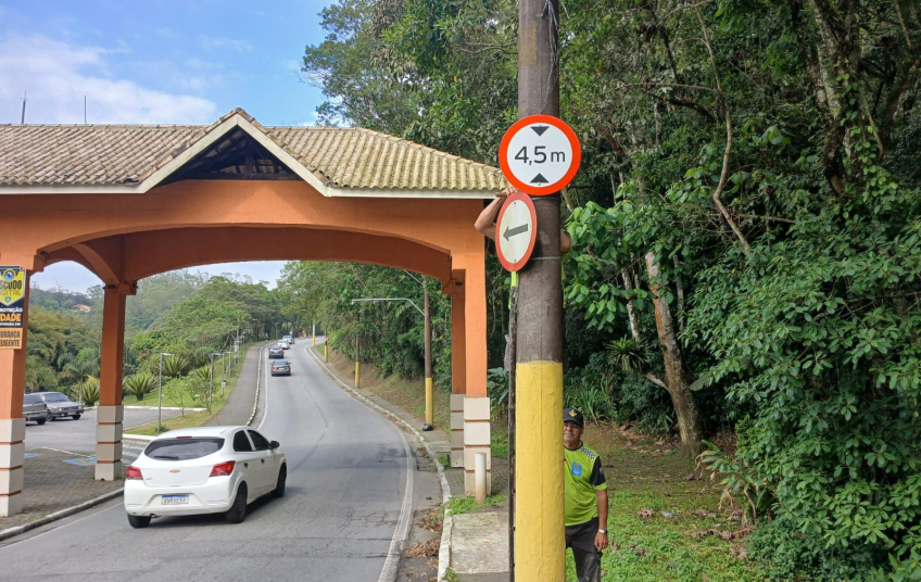 Ribeirão Pires instala placas para indicação de altura em vias