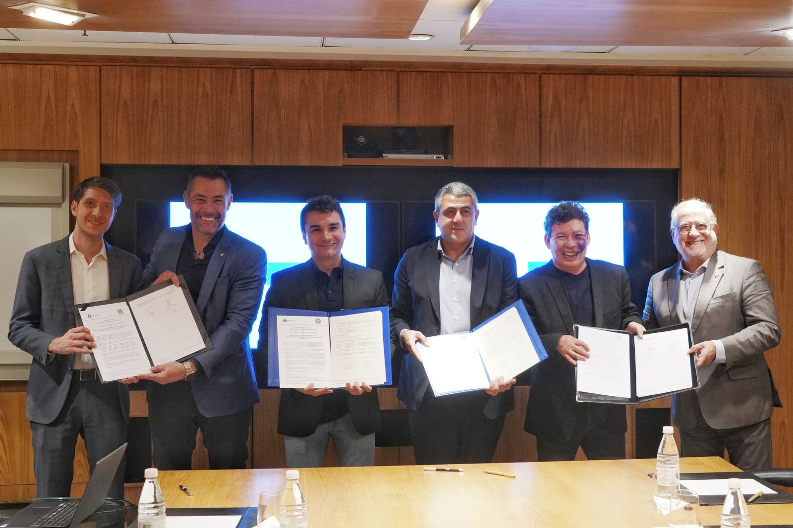 Secretário Geral da ONU Turismo, Zurab Pololikashvili, Ministro do Turismo do Brasil, Celso Sabino e o deputado federal Marangoni assinam acordo que cria o escritório regional da ONU Turismo para as Américas