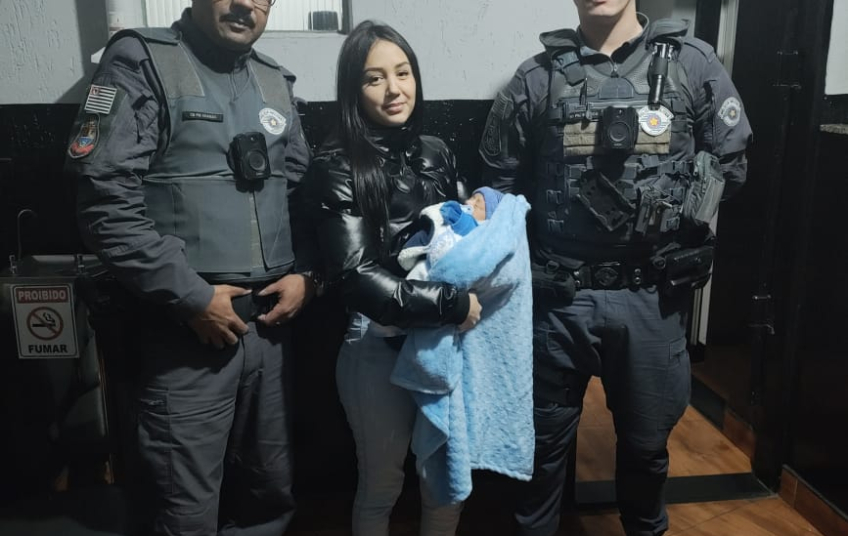 Pais reencontram policiais militares que salvaram bebê engasgado com leite na zona sul de São Paulo