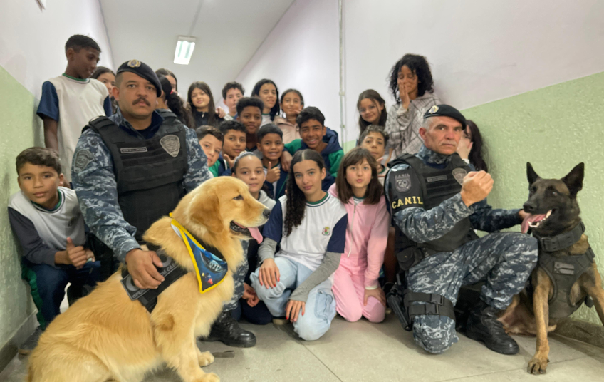 Projeto leva cães da GCM de Ribeirão Pires para ações educativas nas escolas