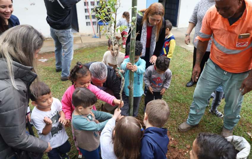 Alunos de Santo André promovem plantio de mudas de espécies nativas da Mata Atlântica