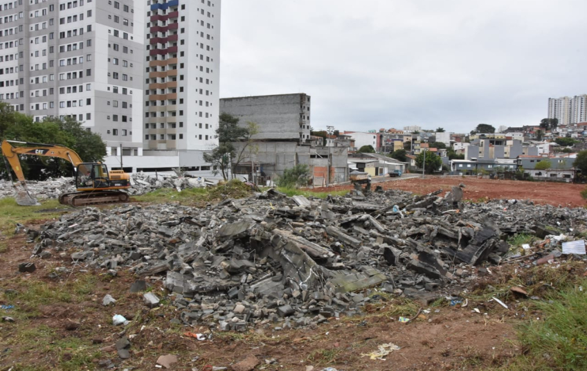 Santo André realiza demolição de prédios abandonados para criação de área de lazer