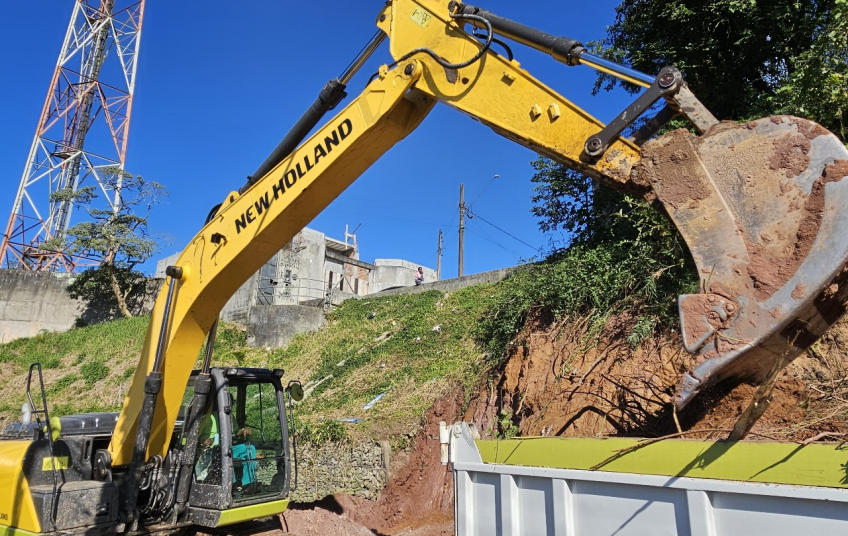 Prefeitura de Ribeirão Pires inicia construção de novo muro de arrimo na EM Kátia Regina, no Jardim Caçula
