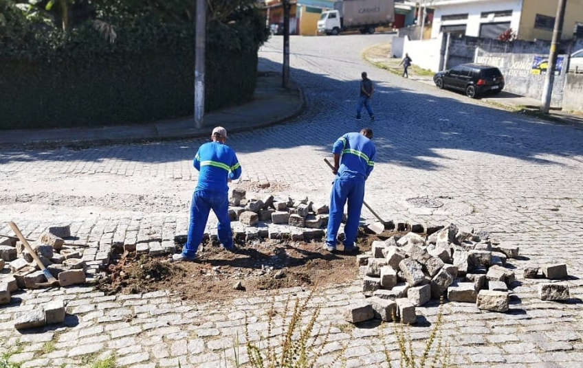 Rua Acre recebe assentamento de tubos e reassentamento de paralelos