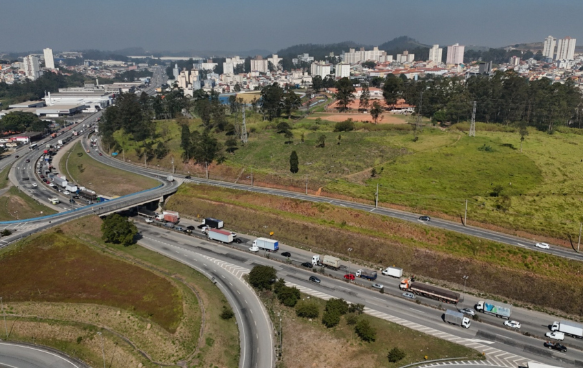 Grave acidente interdita parcialmente a Avenida Papa João XXIII em Mauá