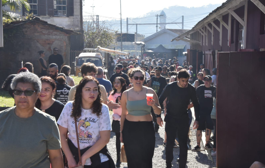 Último dia do FIP leva diversidade artística e boa gastronomia às ruas de Paranapiacaba