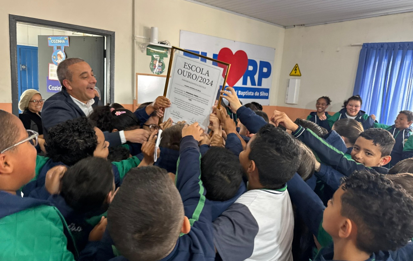 Prefeito Guto Volpi entrega aos alunos a placa de Escola Selo Ouro. Foto: Fellipe Cruz / PMETRP