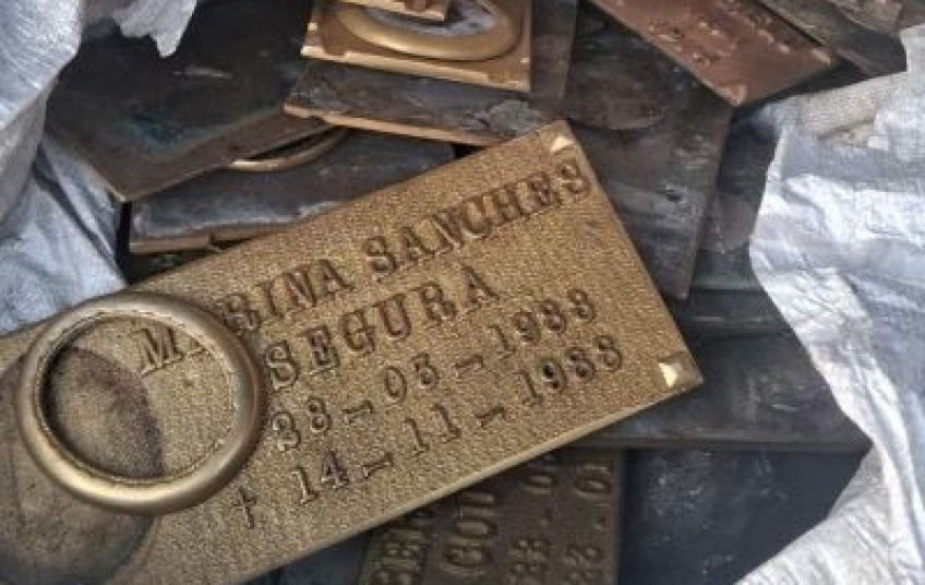 GCM de São Bernardo prende mulher em flagrante por furto de placas de jazigos no Cemitério da Paulicéia