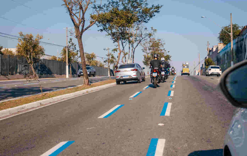 Faixa Azul da Av. 31 de Março recebe aprovação dos motociclistas e reforça segurança viária em São Bernardo