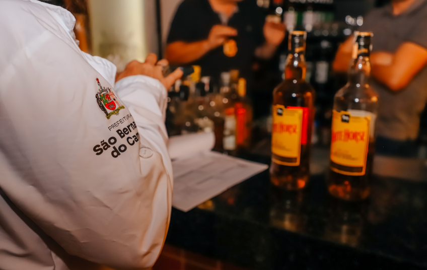Prefeitura de São Bernardo intensifica fiscalização envolvendo metanol em bebidas adulteradas e divulga orientações para consumidores e comerciantes