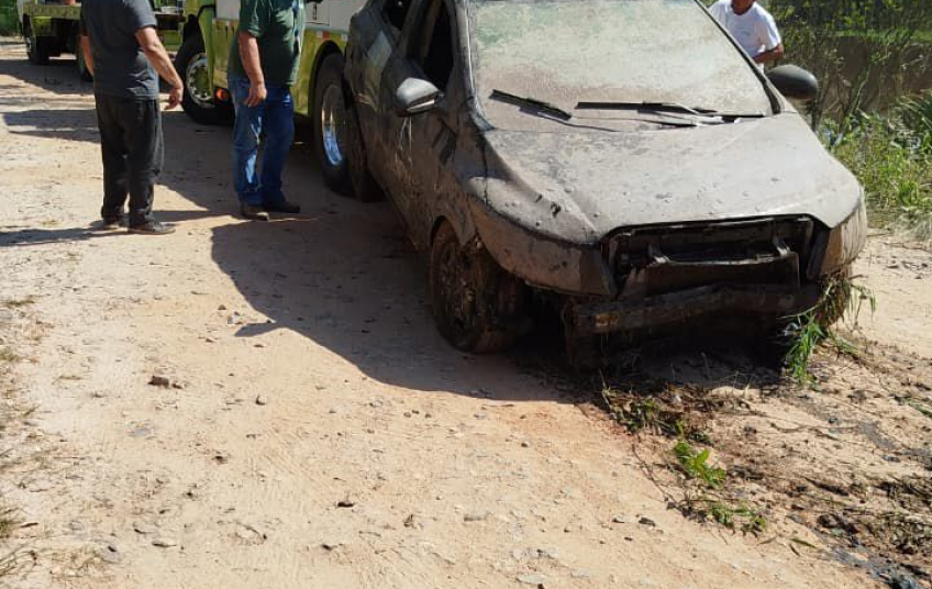 GCM de Ribeirão Pires localiza veículo roubado submerso no Jardim Represa durante patrulhamento