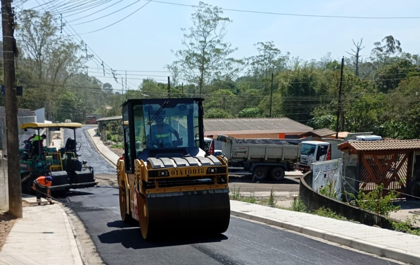 Prefeitura inicia aplicação da última camada de asfalto na Rua Bragança, no Jardim Luzitânia