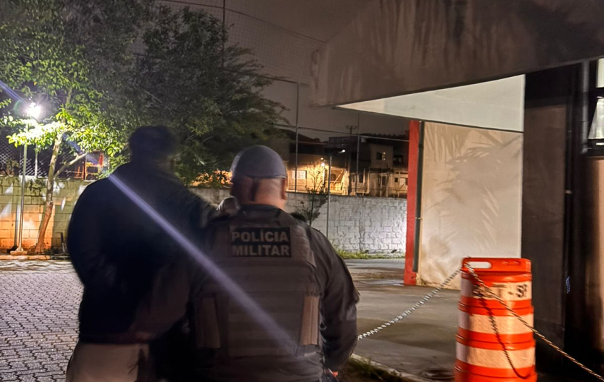 POLÍCIA MILITAR PRENDE INDIVÍDUO POR PORTE ILEGAL DE ARMA DE FOGO DE CALIBRE RESTRITO NA DIVISA DE DIADEMA COM SÃO PAULO