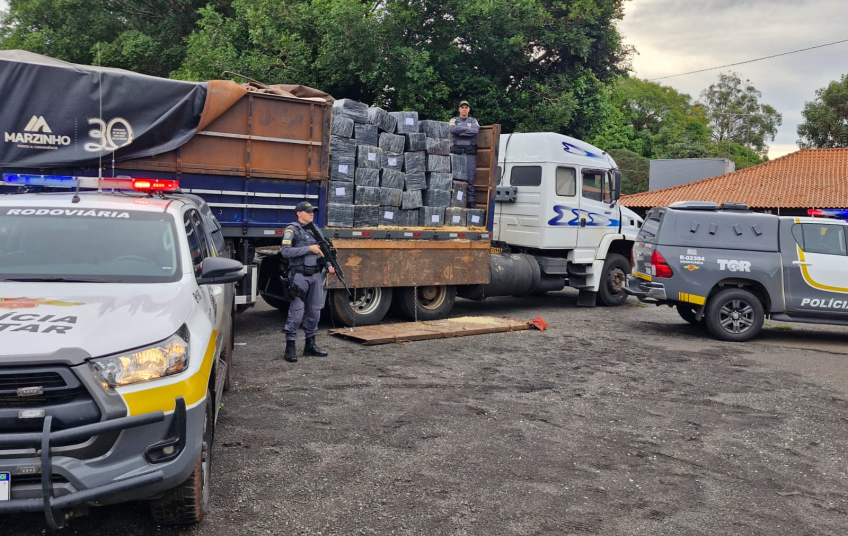 Motorista é preso em Palmital com quase duas toneladas de maconha em carga de madeira