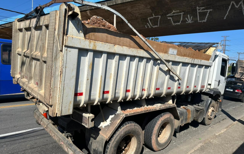 Operação da Prefeitura de Mauá flagra dois caminhões transportando entulho sem documentação