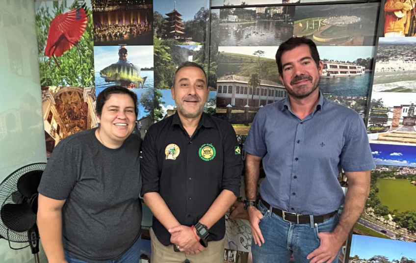 Prefeito Guto Volpi visitou a sede da APRECESP, onde participou de uma reunião com os engenheiros Renato Camargo e Fernanda Rocha Foto: Divulgação/PMETRP