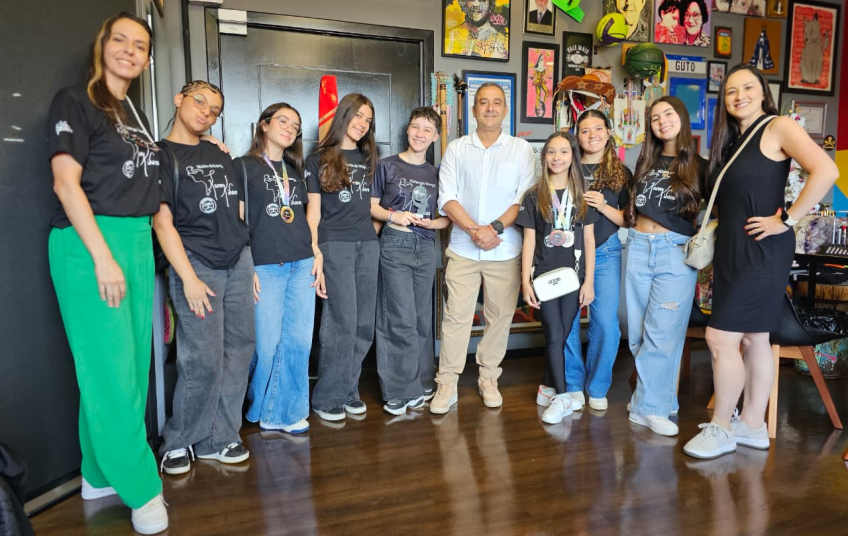 Núcleo de Dança Karen Kihara é recebido no Paço Municipal após destaque em competição internacional