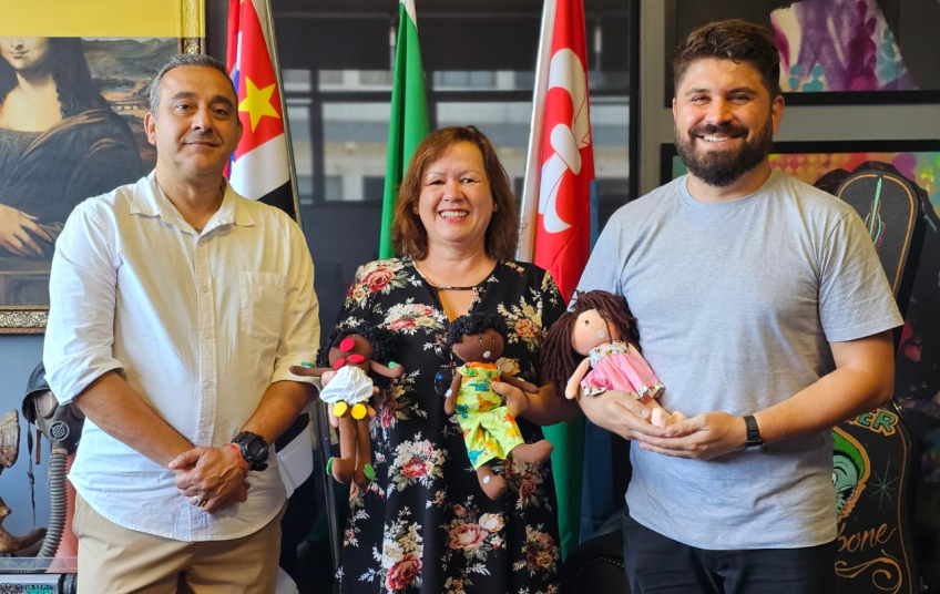 Artesã de Ribeirão Pires doa quatro Bonecos Semáforo do Toque para projeto piloto no CREAS