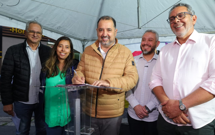 Prefeito Marcelo Oliveira dá início a nova fase do programa Asfalto Novo na Rua Jasson Marques no Parque São Vicente