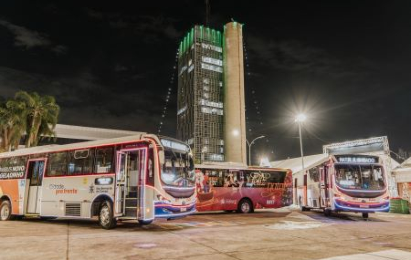 Ônibus temáticos levam população gratuitamente ao Natal Iluminado do Paço Municipal de São Bernardo