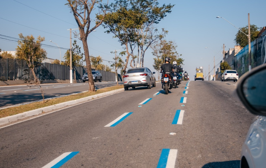 Modelo inédito em São Bernardo, Faixa Azul reforça mais mobilidade e segurança viária para motociclistas e motoristas