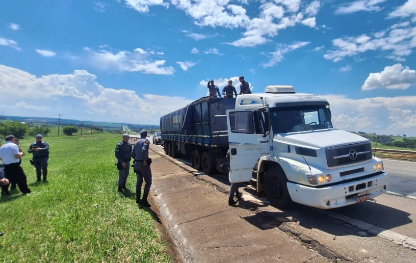 Caminhoneiro é preso com mais de 1,3 tonelada de maconha em rodovia no interior de São Paulo