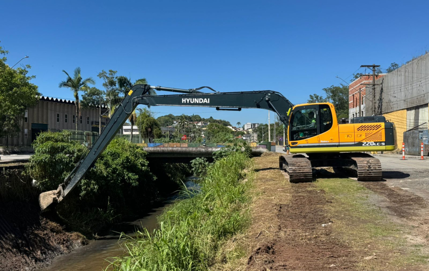 Regional de Ouro Fino intensifica serviços permanentes de limpeza urbana e desassoreamento em Ribeirão Pires