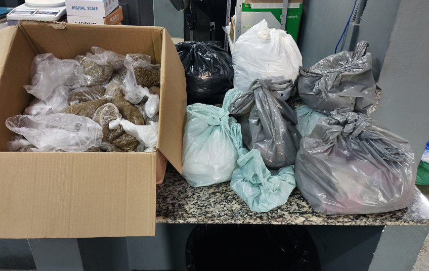 POLICIAIS MILITARES DA FORÇA TÁTICA APREENDE GRANDE QUANTIDADE DE DROGAS E INSUMOS EM DIADEMA