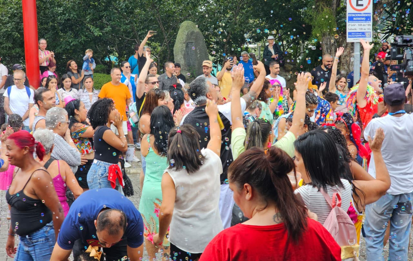 Carnaval da Família reúne 3 mil pessoas de todas as idades no Paço Municipal de Ribeirão Pires