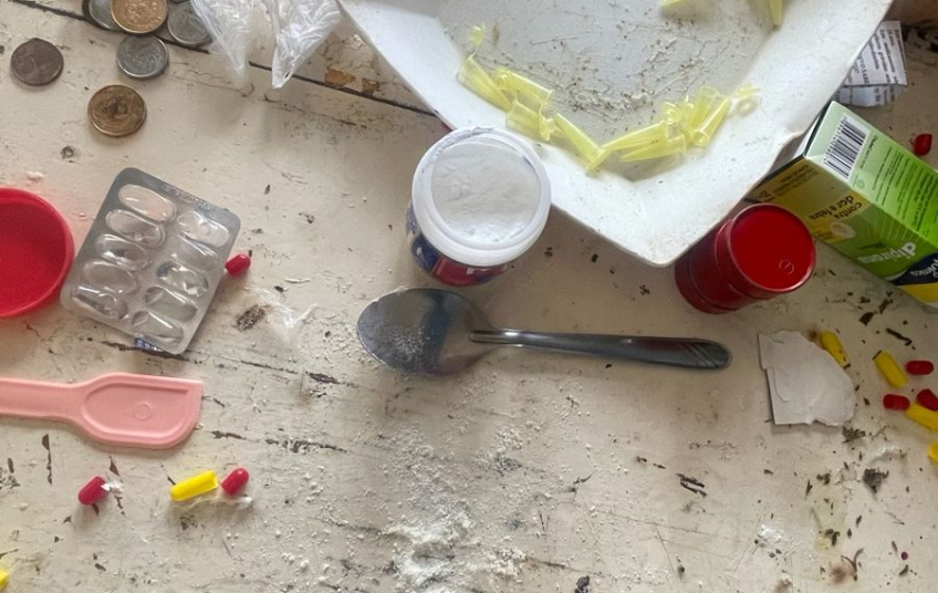 Polícia Civil apreende drogas prontas para venda e material de possível adulteração em Tambaú
