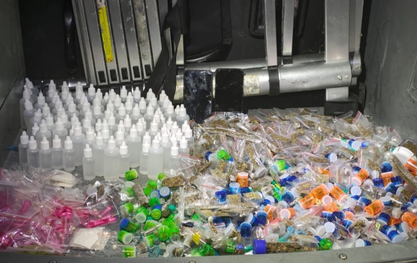 POLÍCIA MILITAR SURPREENDE TRÊS HOMENS EM CASA ABANDONADA NO JD CANHEMA  EM DIADEMA E  APREENDE DIVERSOS TIPOS DE DROGAS