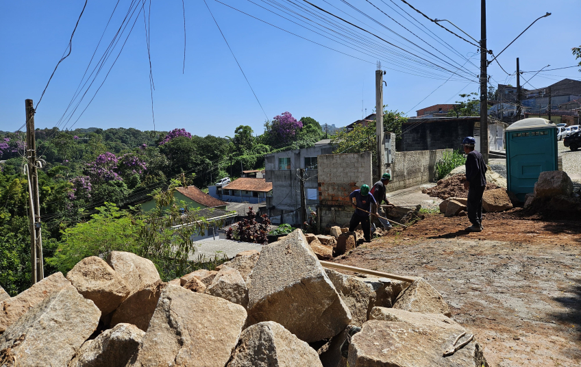 Ribeirão Pires inicia assentamento de pedras em muro de contenção na Rua Tropical, no Santa Luzia