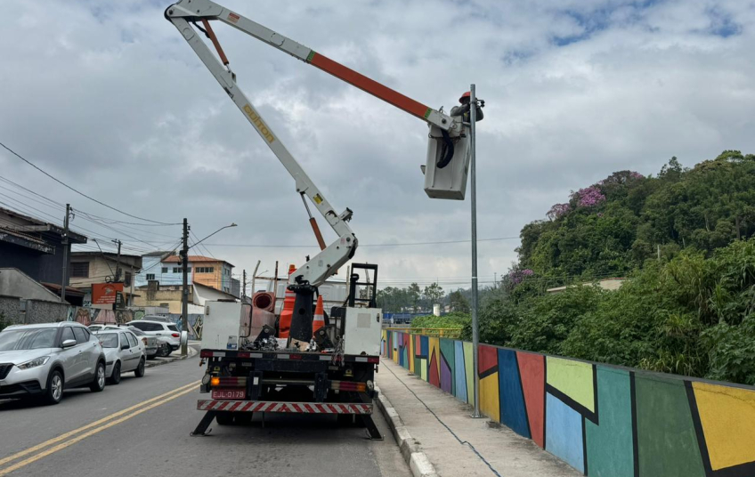 Iluminação pública avança no primeiro trecho do prolongamento da Avenida Prefeito Valdírio Prisco