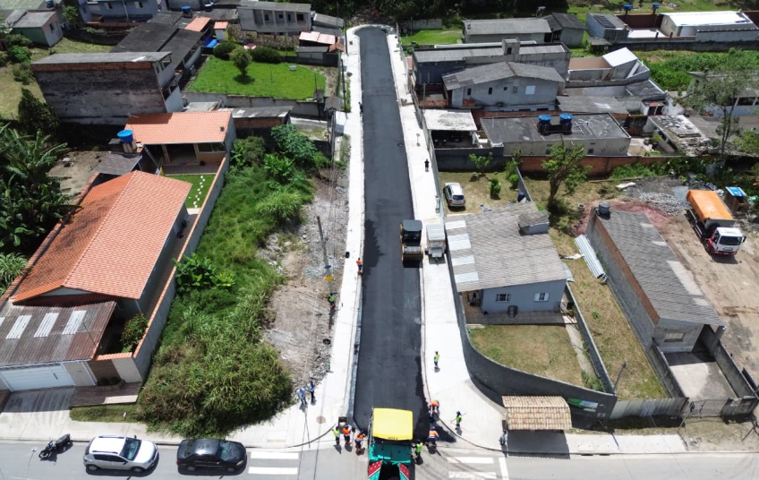 Rua Solimões recebe asfalto novo e amplia frente de pavimentação na Vila Luzitânia